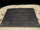 2023-07-16 Na trasie, kamien z tablicą.
